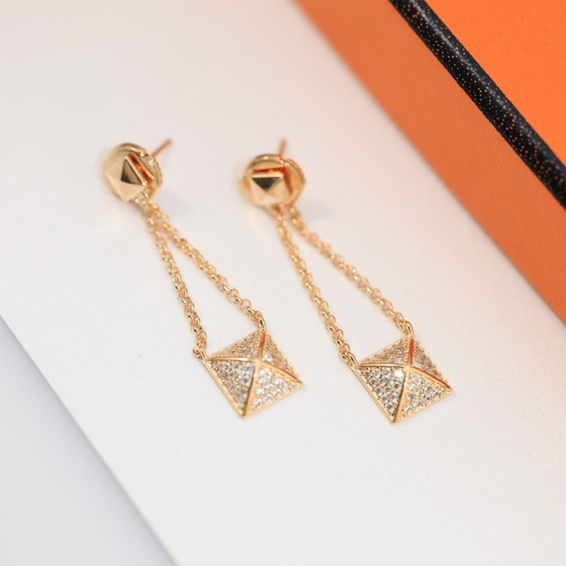 H**me5 earrings